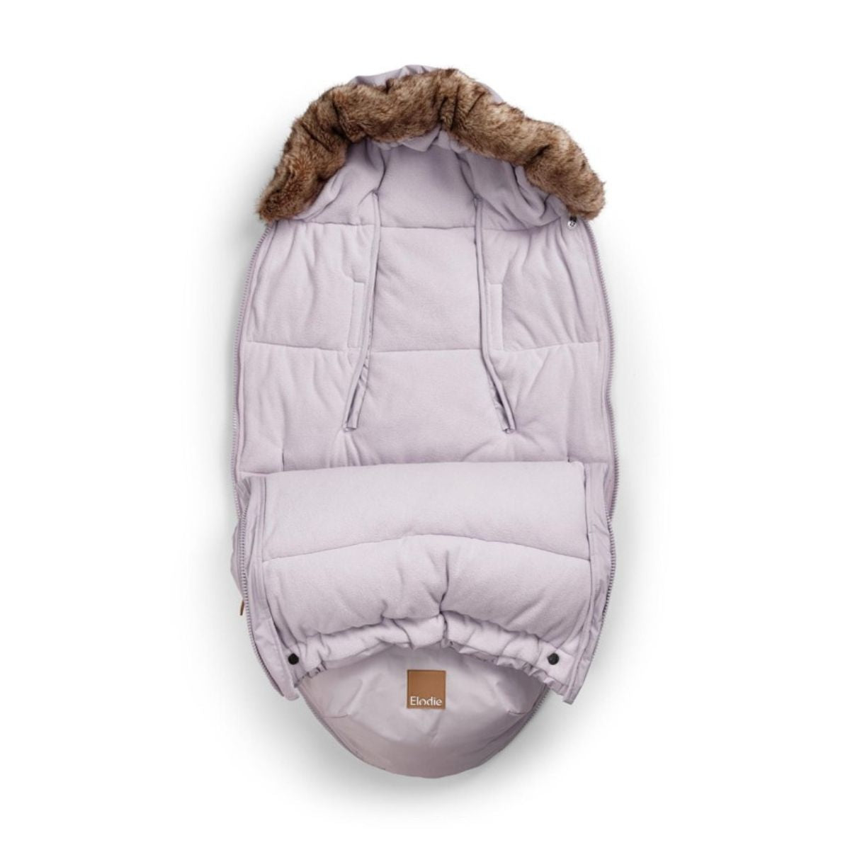 Stijlvol en comfortabel: de Elodie voetenzak in lavender love. Perfect voor koude dagen met een wind- en waterafstotende buitenkant en zachte fleece binnenkant. Geschikt voor kinderwagens en autostoelen. VanZus