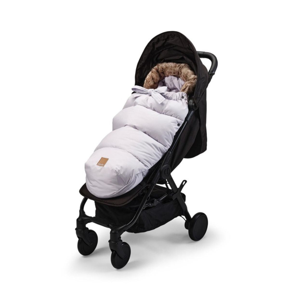 Stijlvol en comfortabel: de Elodie voetenzak in lavender love. Perfect voor koude dagen met een wind- en waterafstotende buitenkant en zachte fleece binnenkant. Geschikt voor kinderwagens en autostoelen. VanZus