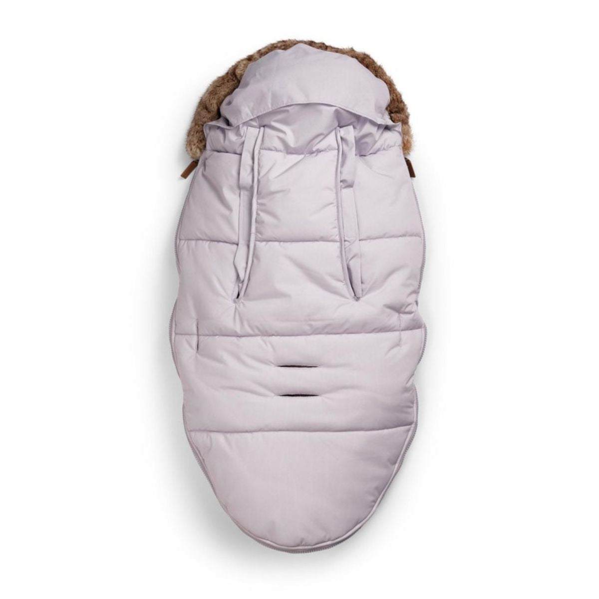 Stijlvol en comfortabel: de Elodie voetenzak in lavender love. Perfect voor koude dagen met een wind- en waterafstotende buitenkant en zachte fleece binnenkant. Geschikt voor kinderwagens en autostoelen. VanZus