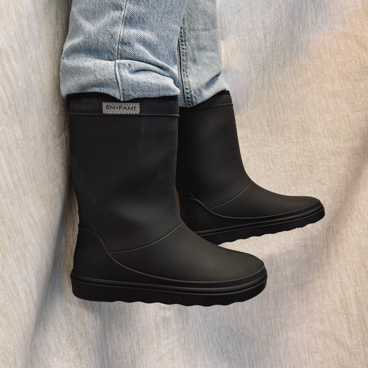 De En Fant adult thermoboots solid black zijn het perfecte accessoire voor de winter! Niet alleen je kindje, maar ook jij kunt het vieze weer trotseren terwijl je heerlijk warme voeten hebt. VanZus.