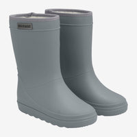 Bescherm je voeten tegen fikse regenbuien met deze adult thermoboots in solid tradewinds van het vrolijke merk En Fant. Je outfit zal zeker schitteren met deze stoere regenboots in een prachtige grijze kleur. VanZus