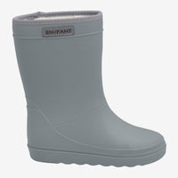 Bescherm je voeten tegen fikse regenbuien met deze adult thermoboots in solid tradewinds van het vrolijke merk En Fant. Je outfit zal zeker schitteren met deze stoere regenboots in een prachtige grijze kleur. VanZus