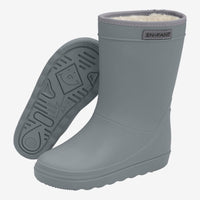 Bescherm je voeten tegen fikse regenbuien met deze adult thermoboots in solid tradewinds van het vrolijke merk En Fant. Je outfit zal zeker schitteren met deze stoere regenboots in een prachtige grijze kleur. VanZus