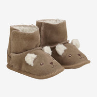 Hou de voetjes van je kleintje heerlijk warm met deze superschattige suede animal boots in pine bark van het merk En Fant. Je kindje zal gegarandeerd verliefd worden op deze te lieve sloffen met een snoezig berengezichtje. De wollen oortjes maken de schattige look helemaal af! VanZus