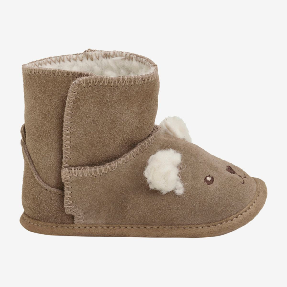 Hou de voetjes van je kleintje heerlijk warm met deze superschattige suede animal boots in pine bark van het merk En Fant. Je kindje zal gegarandeerd verliefd worden op deze te lieve sloffen met een snoezig berengezichtje. De wollen oortjes maken de schattige look helemaal af! VanZus