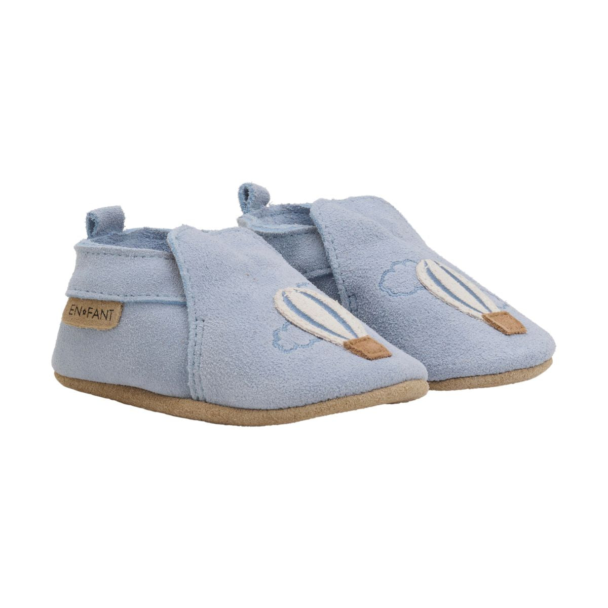 Hou de voetjes van je kleintje heerlijk warm met deze superschattige suede animal sloffen in de kleur arctic ice van het merk En Fant. Je kindje zal gegarandeerd verliefd worden op deze te lieve sloffen met een snoezige illustratie van een luchtballon. VanZus