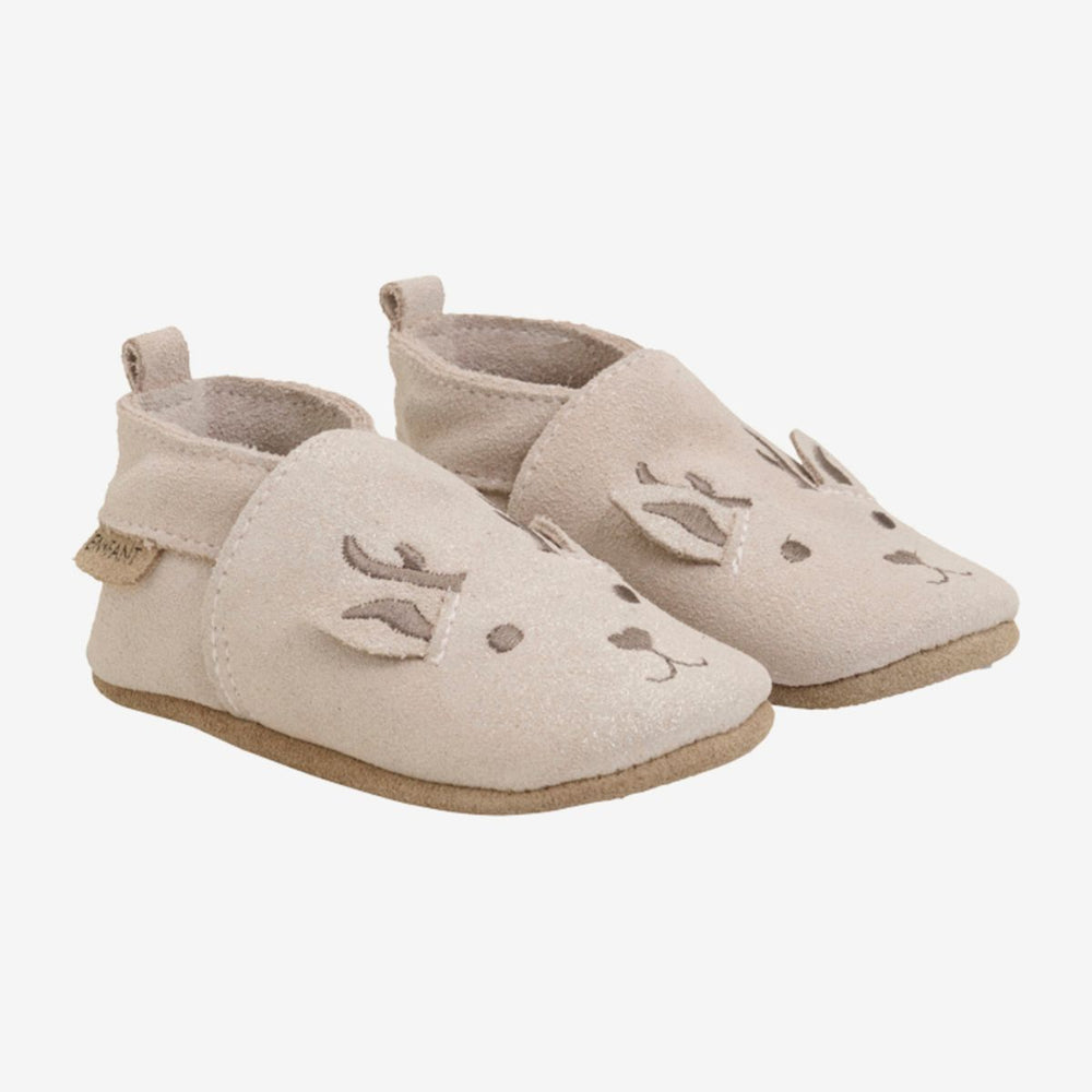 Hou de voetjes van je kleintje heerlijk warm met deze superschattige suede animal sloffen in de kleur burnished lilac van het merk En Fant. Je kindje zal gegarandeerd verliefd worden op deze te lieve sloffen met een snoezig hertengezichtje. De uitstekende oortjes maken de schattige look helemaal af! VanZus