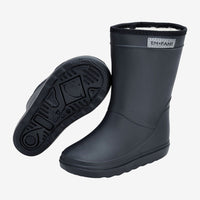 Bescherm de voeten van je kleintje tegen fikse regenbuien met deze thermoboots in de kleur blue night van het vrolijke merk En Fant. De outfit van jouw mini me outfit zal zeker schitteren met deze toffe regenboots in een prachtige donkerblauwe kleur. VanZus