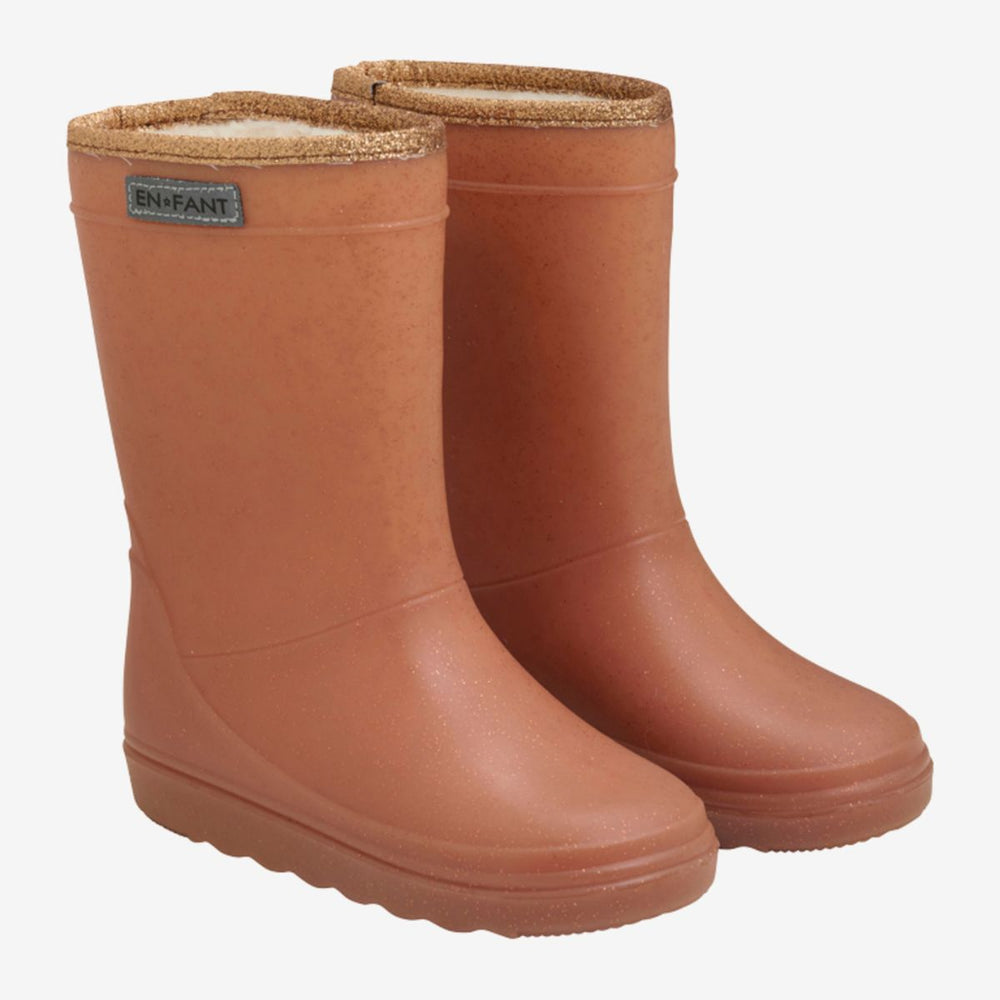 Bescherm de voeten van je kleintje tegen fikse regenbuien met deze thermoboots in glitter mocha bique van het vrolijke merk En Fant. De outfit van jouw mini me outfit zal zeker schitteren met deze glitterende regenboots in een prachtige oranje kleur. VanZus