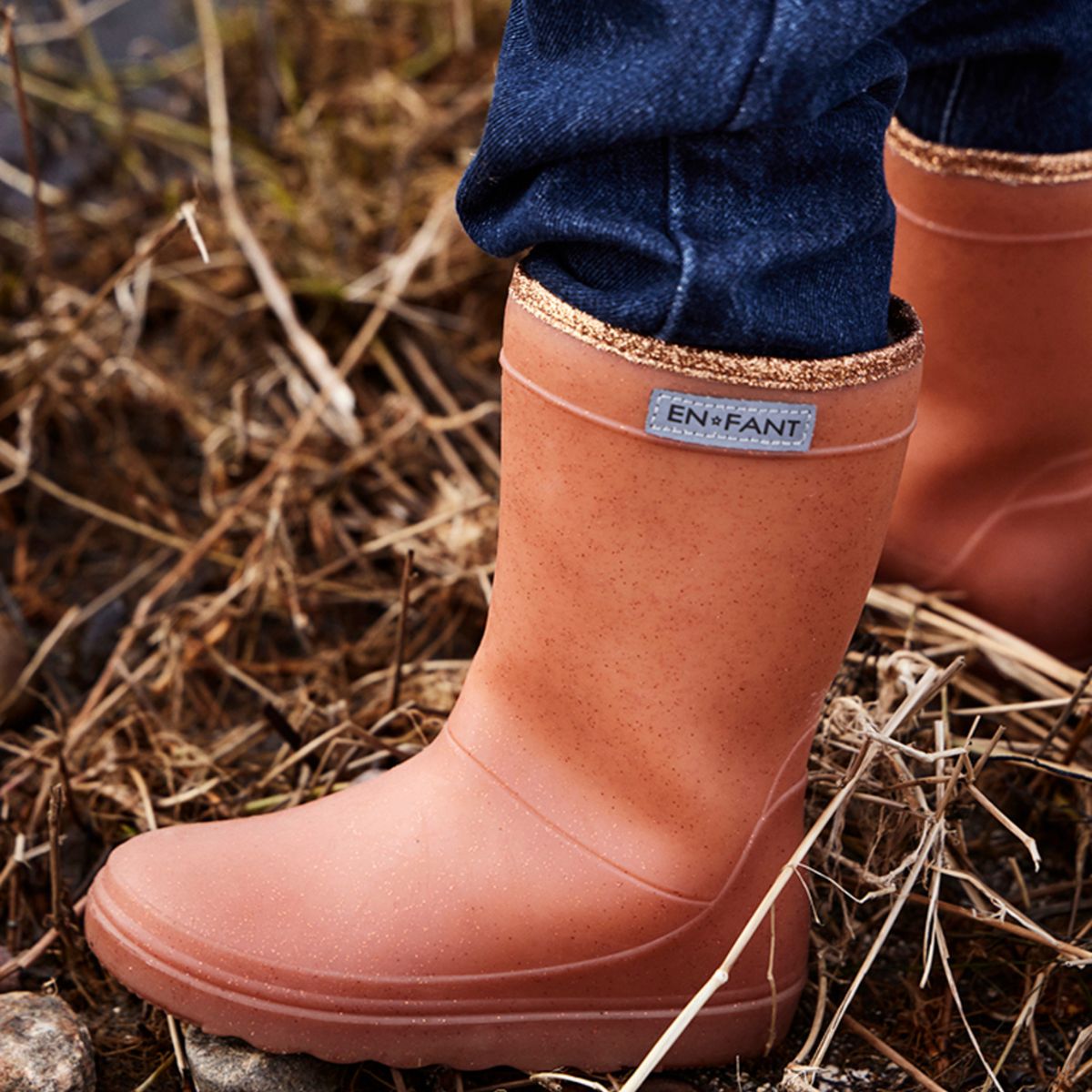 Bescherm de voeten van je kleintje tegen fikse regenbuien met deze thermoboots in glitter mocha bique van het vrolijke merk En Fant. De outfit van jouw mini me outfit zal zeker schitteren met deze glitterende regenboots in een prachtige oranje kleur. VanZus