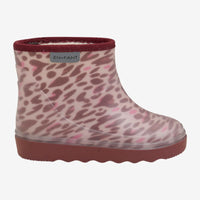 Bescherm de voeten van je kleintje tegen fikse regenbuien met deze thermoboots kort in de print andorra van het vrolijke merk En Fant. De outfit van je lieveling zal zeker schitteren met deze vrolijke regenboots in een prachtige dieprode kleur en een toffe luipaardenprint! VanZus