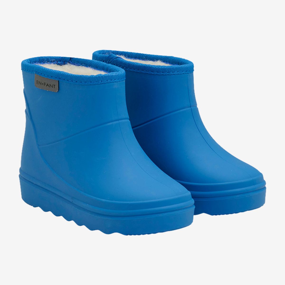 Bescherm de voeten van je kleintje tegen fikse regenbuien met deze thermoboots kort in de kleur solid daphne van het vrolijke merk En Fant. De outfit van je lieveling zal zeker schitteren met deze vrolijke regenboots in een prachtige felblauwe kleur. VanZus