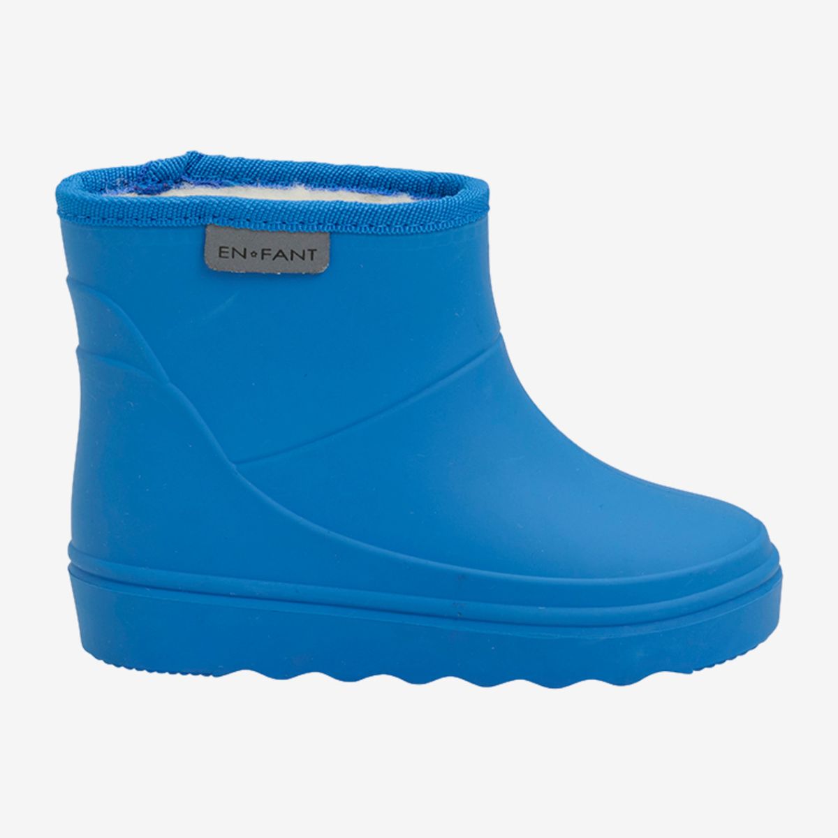 Bescherm de voeten van je kleintje tegen fikse regenbuien met deze thermoboots kort in de kleur solid daphne van het vrolijke merk En Fant. De outfit van je lieveling zal zeker schitteren met deze vrolijke regenboots in een prachtige felblauwe kleur. VanZus