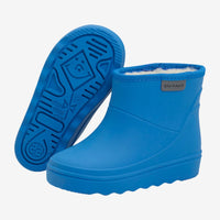 Bescherm de voeten van je kleintje tegen fikse regenbuien met deze thermoboots kort in de kleur solid daphne van het vrolijke merk En Fant. De outfit van je lieveling zal zeker schitteren met deze vrolijke regenboots in een prachtige felblauwe kleur. VanZus