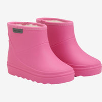 Bescherm de voeten van je kleintje tegen fikse regenbuien met deze thermoboots kort in de kleur solid carmine rose van het vrolijke merk En Fant. De outfit van je lieveling zal zeker schitteren met deze vrolijke regenboots in een prachtige felroze kleur. VanZus