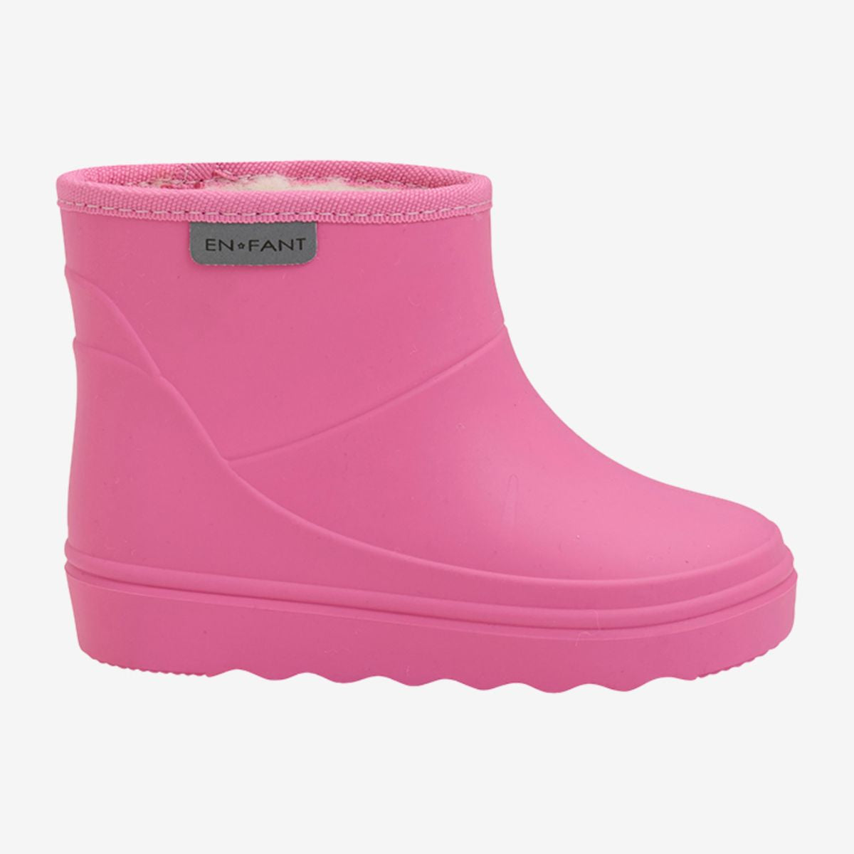 Bescherm de voeten van je kleintje tegen fikse regenbuien met deze thermoboots kort in de kleur solid carmine rose van het vrolijke merk En Fant. De outfit van je lieveling zal zeker schitteren met deze vrolijke regenboots in een prachtige felroze kleur. VanZus