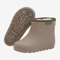 Bescherm de voeten van je kleintje tegen fikse regenbuien met deze thermoboots kort in de kleur solid pine bark van het vrolijke merk En Fant. De outfit van je lieveling zal zeker schitteren met deze hippe regenboots in een prachtige bruine kleur. VanZus