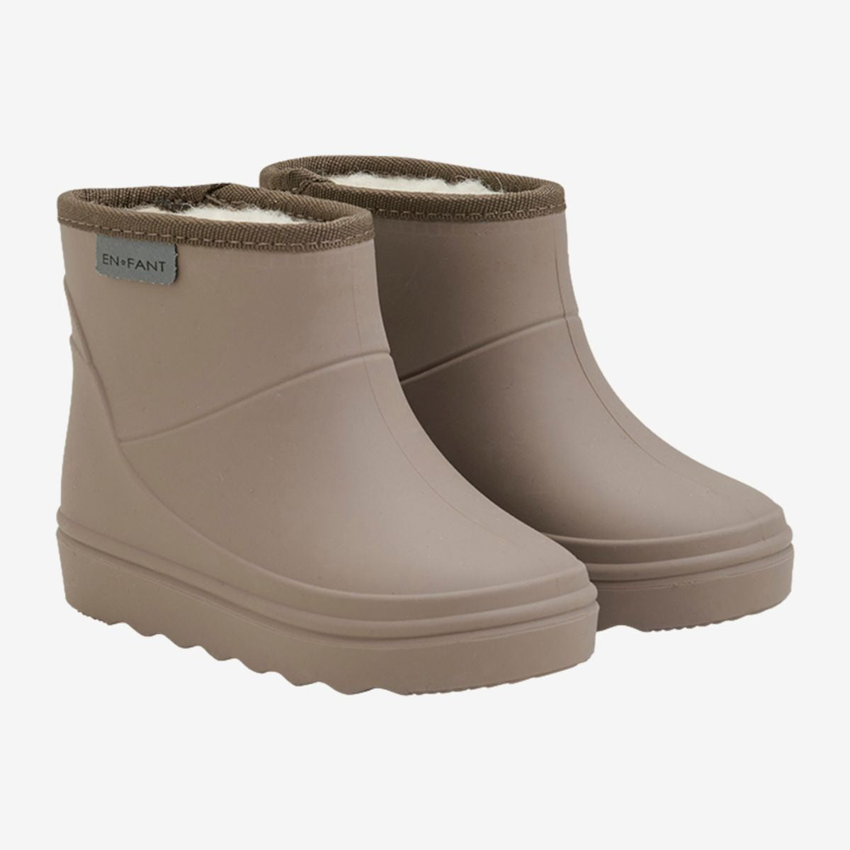 Bescherm de voeten van je kleintje tegen fikse regenbuien met deze thermoboots kort in de kleur solid pine bark van het vrolijke merk En Fant. De outfit van je lieveling zal zeker schitteren met deze hippe regenboots in een prachtige bruine kleur. VanZus