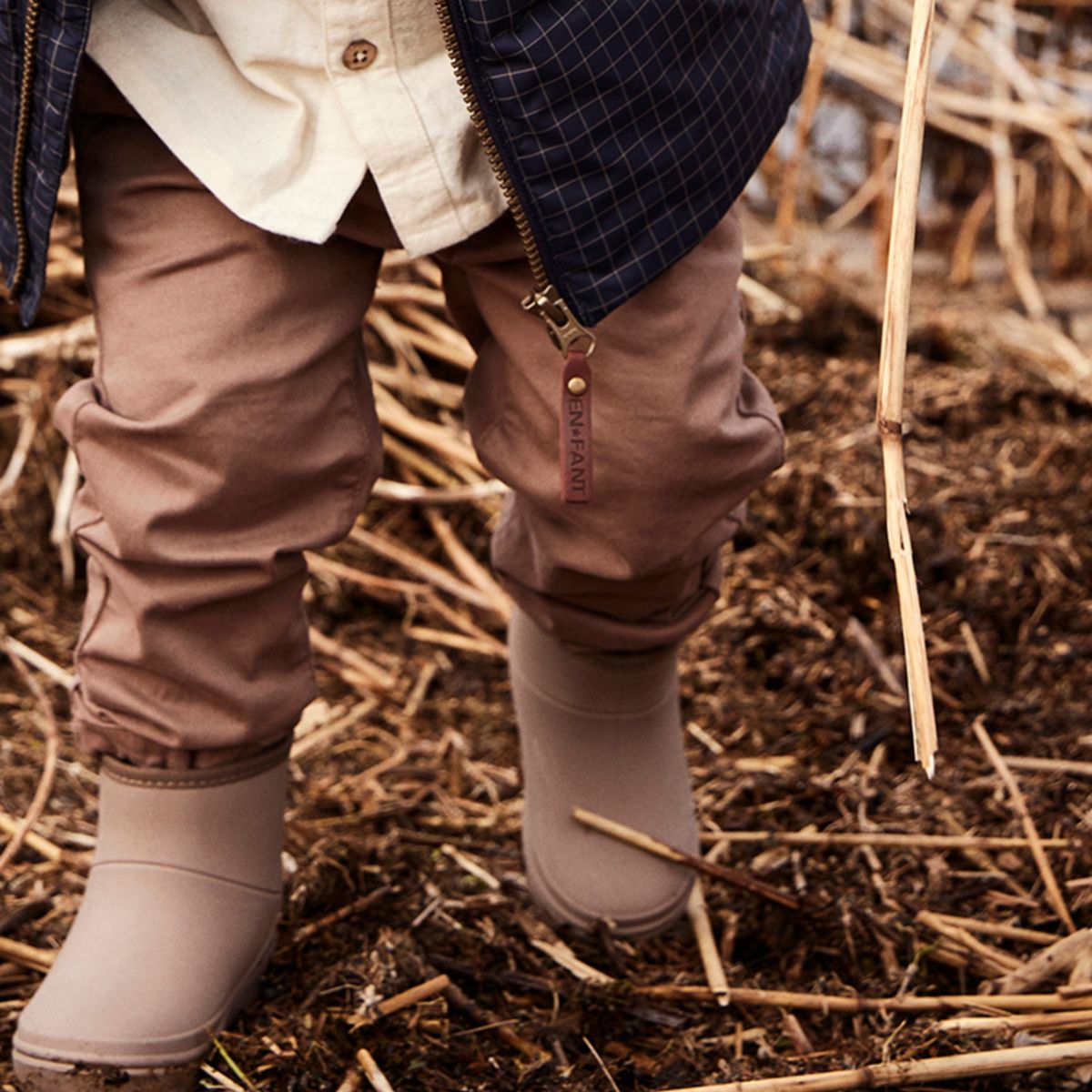 Bescherm de voeten van je kleintje tegen fikse regenbuien met deze thermoboots kort in de kleur solid pine bark van het vrolijke merk En Fant. De outfit van je lieveling zal zeker schitteren met deze hippe regenboots in een prachtige bruine kleur. VanZus