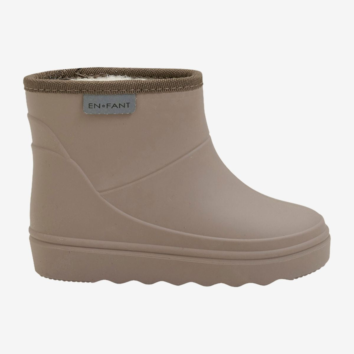 Bescherm de voeten van je kleintje tegen fikse regenbuien met deze thermoboots kort in de kleur solid pine bark van het vrolijke merk En Fant. De outfit van je lieveling zal zeker schitteren met deze hippe regenboots in een prachtige bruine kleur. VanZus