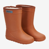 Bescherm de voeten van je kleintje tegen fikse regenbuien met deze thermoboots in leather brown van het vrolijke merk En Fant. De outfit van jouw mini me outfit zal zeker schitteren met deze hippe regenboots in een prachtige terracotta kleur. VanZus