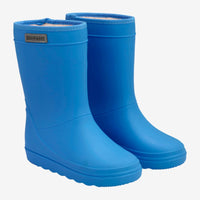 Bescherm de voeten van je kleintje tegen fikse regenbuien met deze thermoboots in de kleur solid daphne van het vrolijke merk En Fant. De outfit van jouw mini me outfit zal zeker schitteren met deze hippe regenboots in een prachtige felblauwe kleur. VanZus