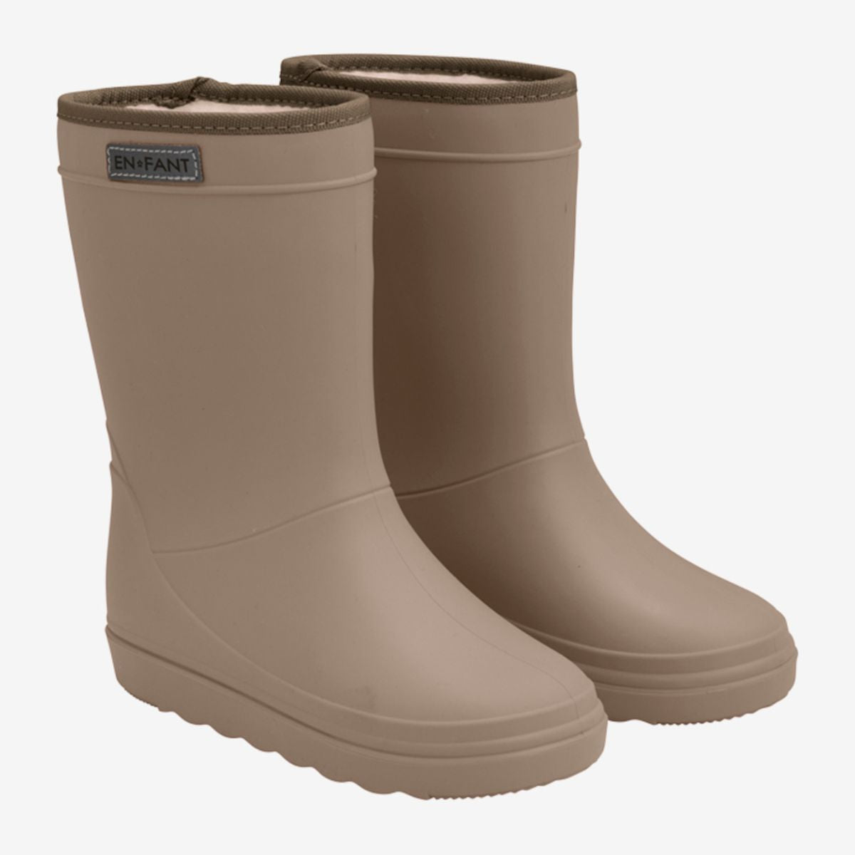 Bescherm de voeten van je kleintje tegen fikse regenbuien met deze thermoboots in de kleur solid pine bark van het vrolijke merk En Fant. De outfit van jouw mini me outfit zal zeker schitteren met deze hippe regenboots in een prachtige lichtbruine kleur. VanZus