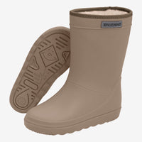 Bescherm de voeten van je kleintje tegen fikse regenbuien met deze thermoboots in de kleur solid pine bark van het vrolijke merk En Fant. De outfit van jouw mini me outfit zal zeker schitteren met deze hippe regenboots in een prachtige lichtbruine kleur. VanZus