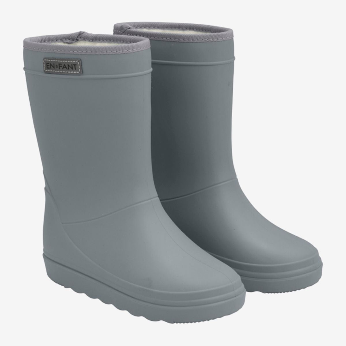 Bescherm de voeten van je kleintje tegen fikse regenbuien met deze thermoboots in de kleur solid tradewinds van het vrolijke merk En Fant. De outfit van jouw mini me outfit zal zeker schitteren met deze hippe regenboots in een prachtige grijze kleur. VanZis