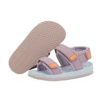 Hoe schattig zijn deze velcro sandalen in de kleur arctic ice van het merk En Fant!? Wat ons betreft zijn dit echte must haves voor in de zomer! Deze fijne sandalen zijn lichtgewicht, zien er heel vrolijk uit en gaan makkelijk aan en uit dankzij de klittenbandsluiting. VanZus