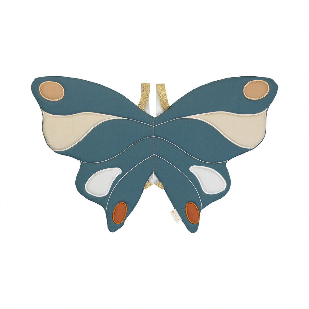 Tover jouw kindje om tot een prachtige vlinder met vlinder vleugels blue spruce van Fabelab. De vleugels hebben de kleur blauw, mooie gekleurde details en stiksels. Snel aan of uit door de elastieken banden. VanZus