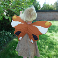 Tover jouw kindje om tot een prachtige vlinder met vlinder vleugels cinnamon van Fabelab. De vleugels hebben de kleur bruin, mooie gekleurde details en stiksels. Snel aan of uit door de elastieken banden. VanZus