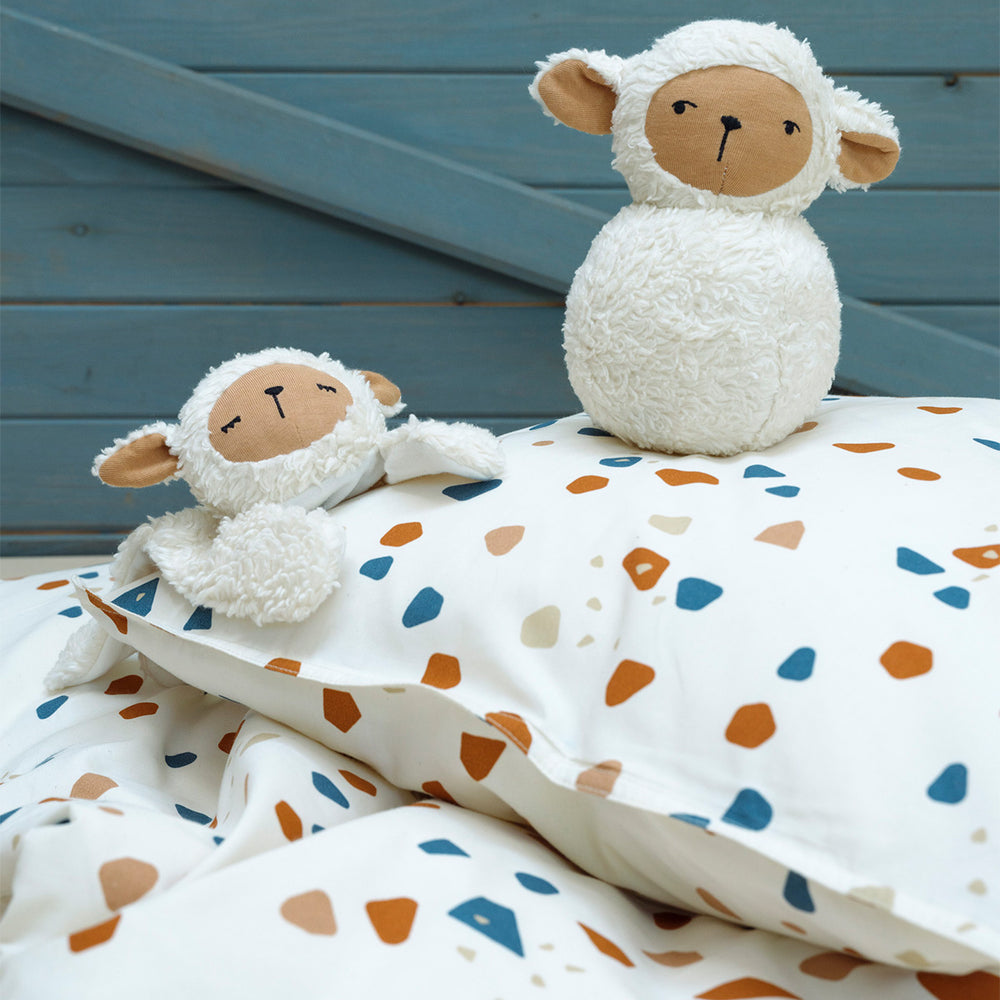Fabelab’s tuimelaar sheep natural is de schattigste tuimelaar ooit. Dit babyspeelgoed met ringelend geluidje zorgt voor veel speelplezier. Combineer met de cuddle sheep knuffel. Geschikt voor 0-2 jaar. VanZus