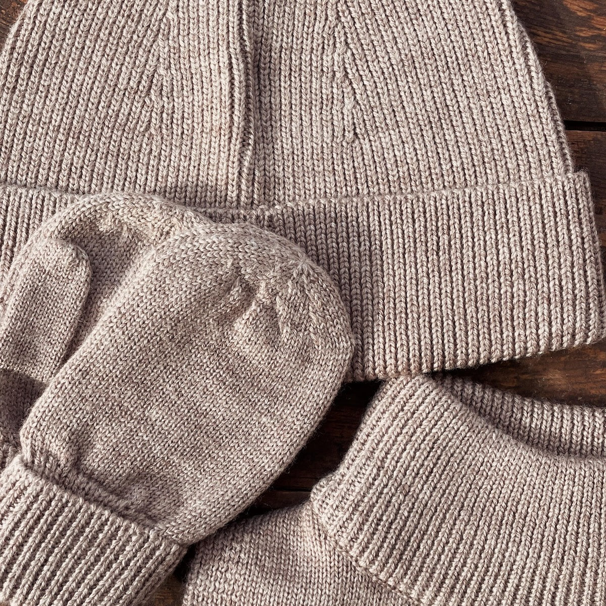 De louli muts soft brown van Konges Slojd is zacht en stijlvol, gemaakt van een hoogwaardige wolmix. Deze beanie biedt warmte en comfort, perfect voor koude dagen en avonturen buiten. VanZus