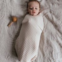 Deken frankie van Hvid, in cream, biedt warmte en comfort voor je baby met zacht merino lamswol. Aan twee kanten te gebruiken. Gebruik als deken of wikkeldoek. In twee kleuren. VanZus