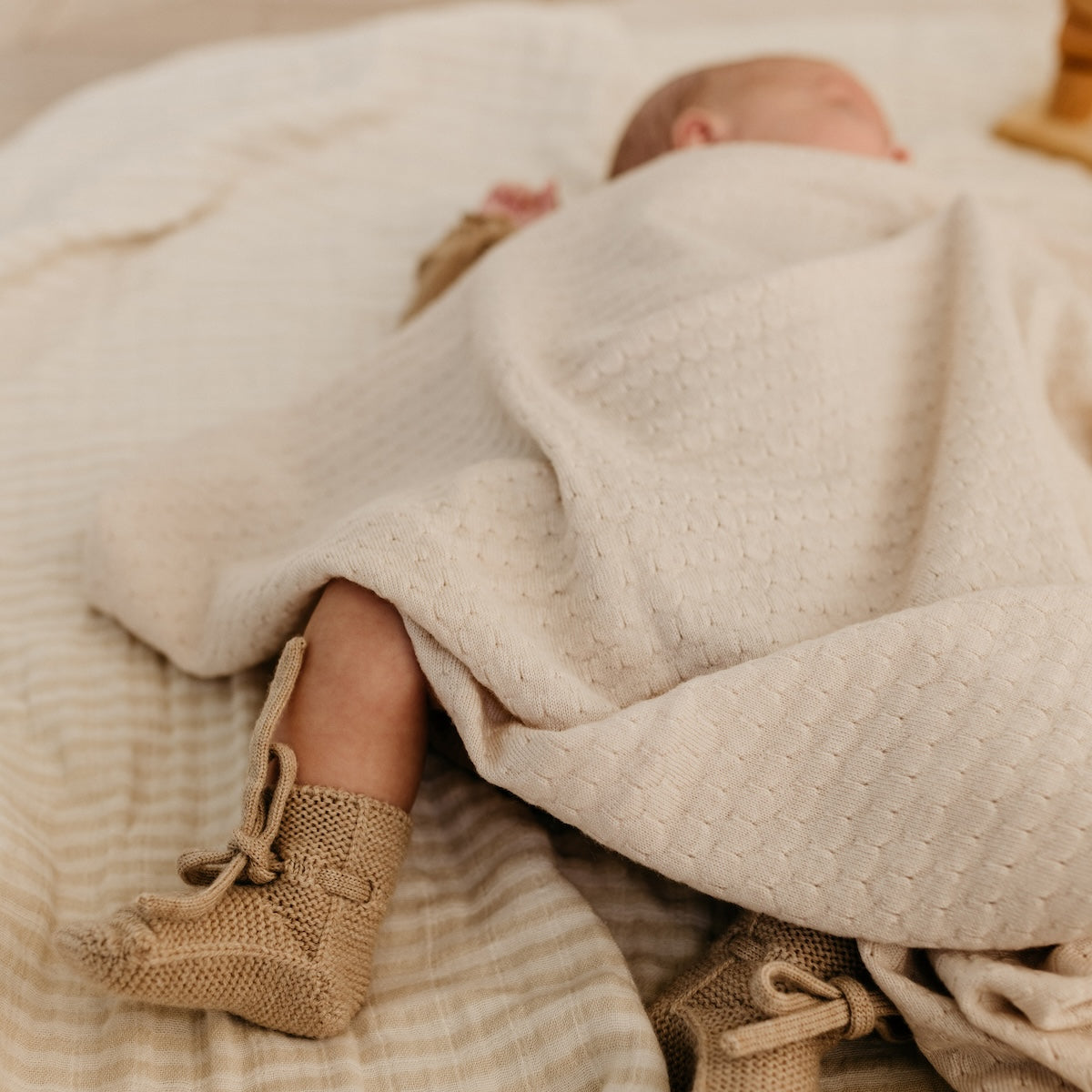 Deken frankie van Hvid, in cream, biedt warmte en comfort voor je baby met zacht merino lamswol. Aan twee kanten te gebruiken. Gebruik als deken of wikkeldoek. In twee kleuren. VanZus