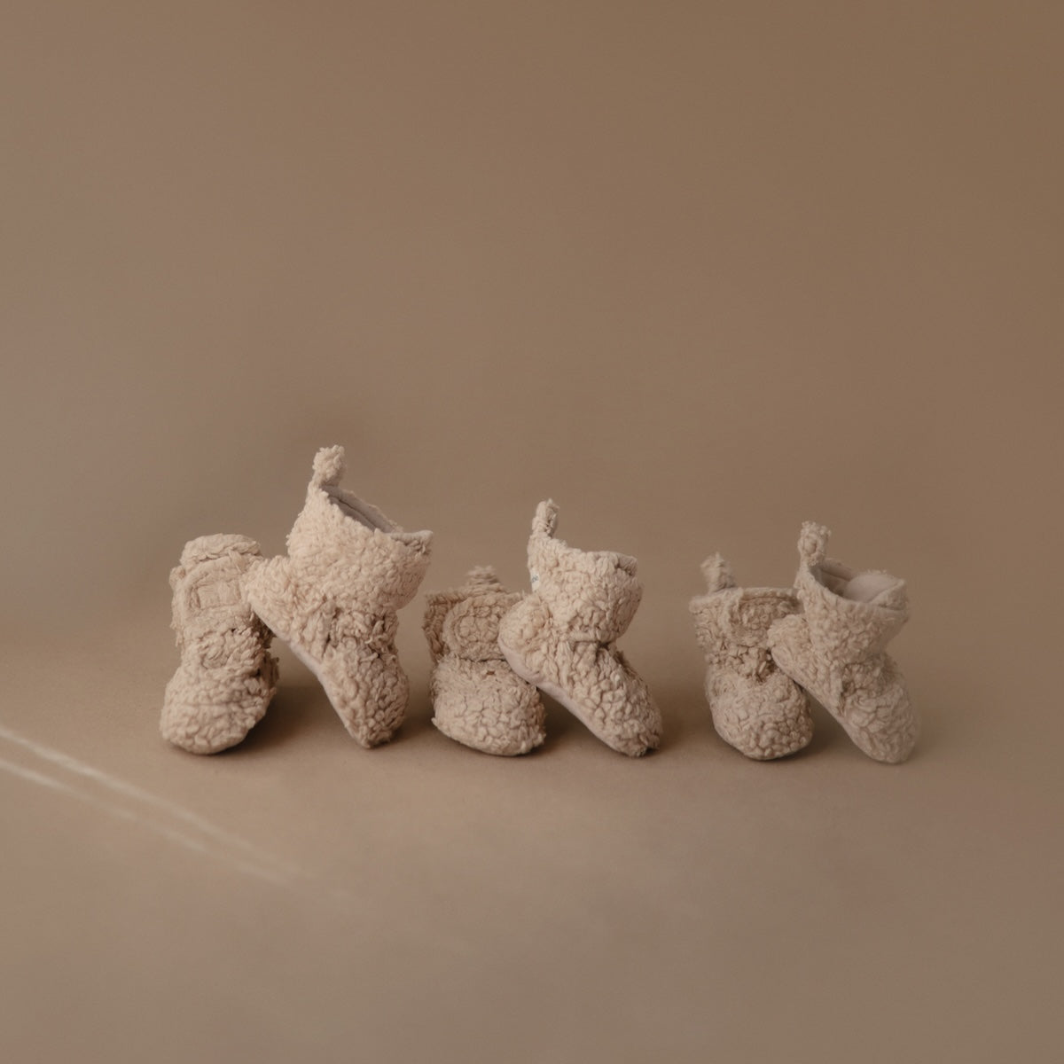 Schattig & comfortabel: de cozy baby booties in oatmeal van Mushie. Gemaakt van zacht materiaal, voor warme en knusse voetjes. Ideaal voor dagelijks gebruik. Verkrijgbaar in diverse maten. VanZus