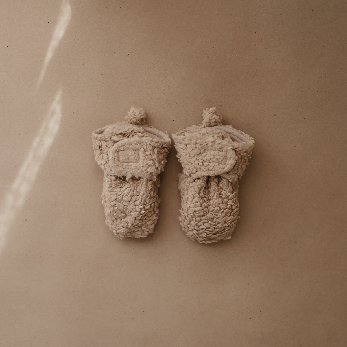 Schattig & comfortabel: de cozy baby booties in oatmeal van Mushie. Gemaakt van zacht materiaal, voor warme en knusse voetjes. Ideaal voor dagelijks gebruik. Verkrijgbaar in diverse maten. VanZus