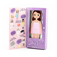 Met de Floss&Rock speelset dress up magnetisch Sophia bepaal jij zelf wat aankleedpop Sophia vandaag is! In deze set zit 1 aankleedpop van 23,5 cm groot. Met behulp van magneetjes kun je deze pop aankleden. VanZus.