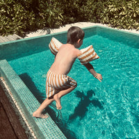 De Swim Essentials zwembandjes geel/wit gestreept zijn onmisbaar tijdens een dagje strand of zwembad. Deze leuke zwembandjes zorgen ervoor dat jouw kindje veilig in het water kan spetteren! VanZus