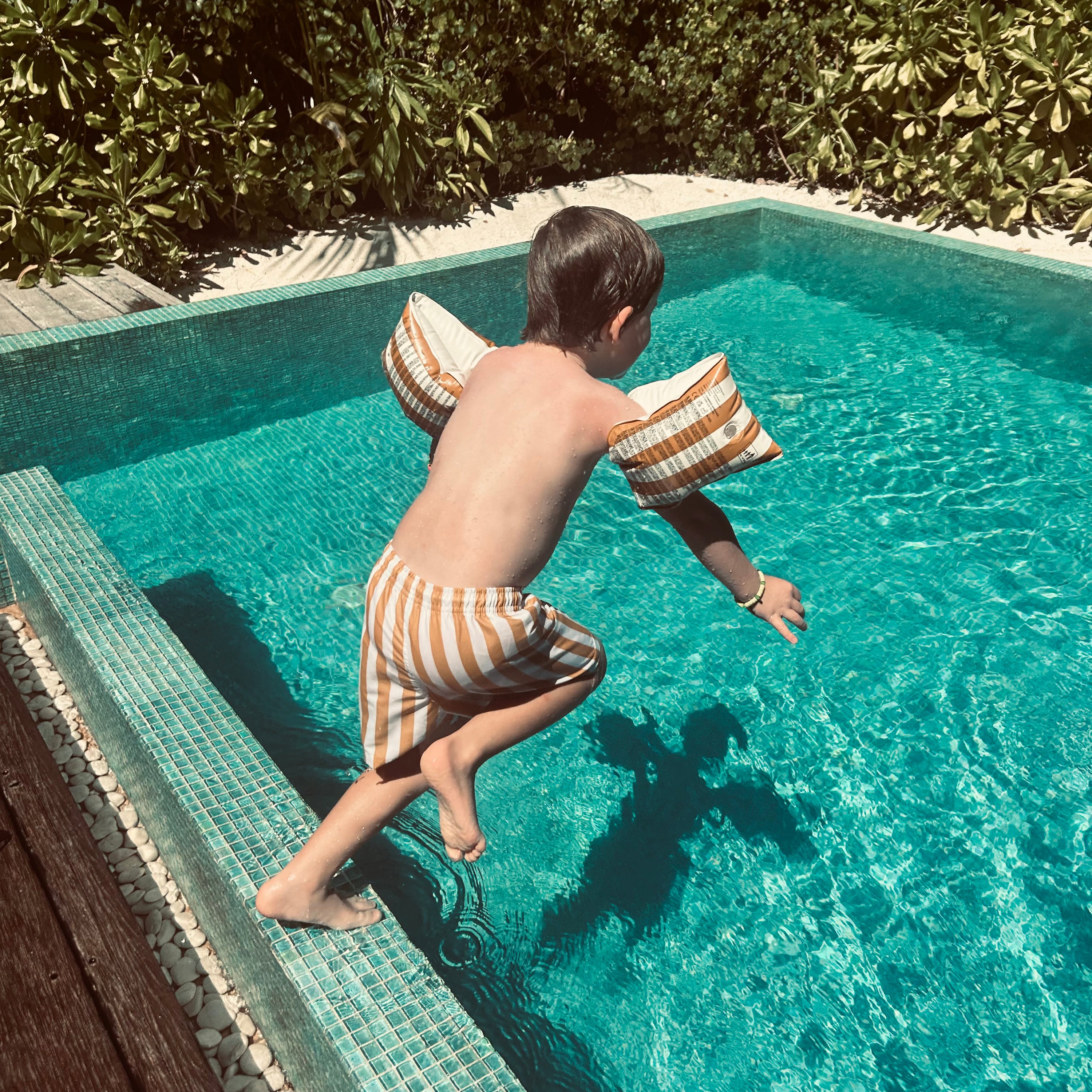 De Swim Essentials zwembandjes geel/wit gestreept zijn onmisbaar tijdens een dagje strand of zwembad. Deze leuke zwembandjes zorgen ervoor dat jouw kindje veilig in het water kan spetteren! VanZus