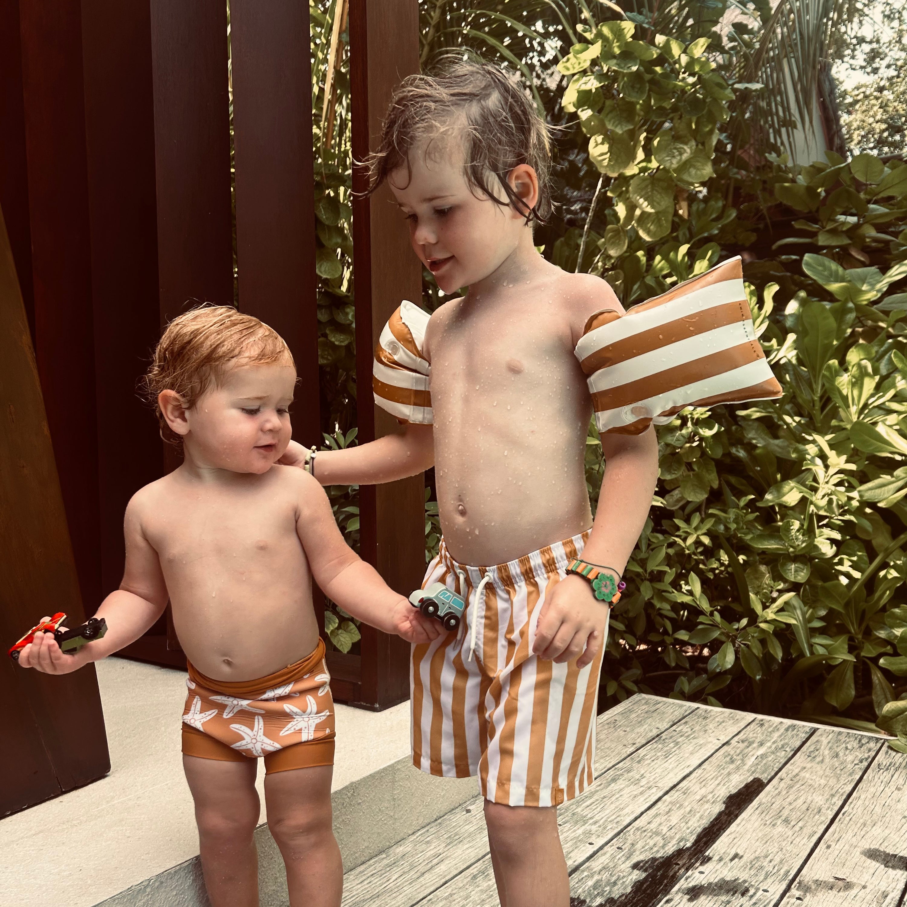 De Swim Essentials zwembandjes geel/wit gestreept zijn onmisbaar tijdens een dagje strand of zwembad. Deze leuke zwembandjes zorgen ervoor dat jouw kindje veilig in het water kan spetteren! VanZus