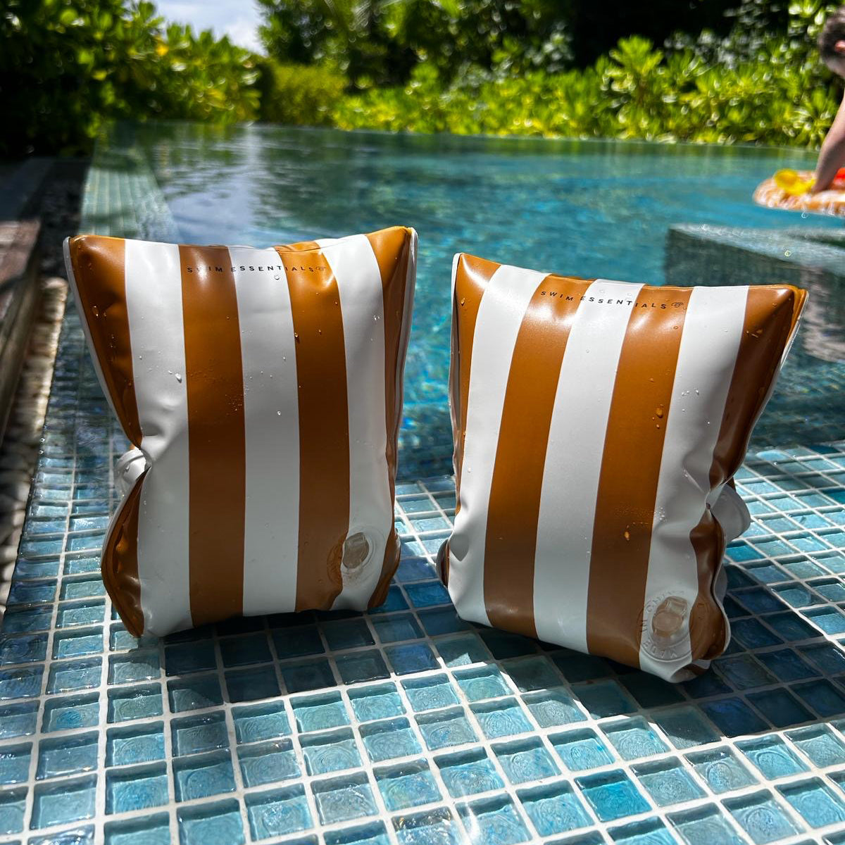 De Swim Essentials zwembandjes geel/wit gestreept zijn onmisbaar tijdens een dagje strand of zwembad. Deze leuke zwembandjes zorgen ervoor dat jouw kindje veilig in het water kan spetteren! VanZus