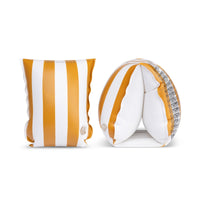 De Swim Essentials zwembandjes geel/wit gestreept zijn onmisbaar tijdens een dagje strand of zwembad. Deze leuke zwembandjes zorgen ervoor dat jouw kindje veilig in het water kan spetteren! VanZus