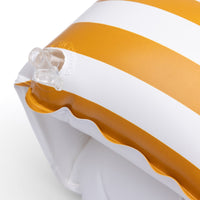 De Swim Essentials zwembandjes geel/wit gestreept zijn onmisbaar tijdens een dagje strand of zwembad. Deze leuke zwembandjes zorgen ervoor dat jouw kindje veilig in het water kan spetteren! VanZus