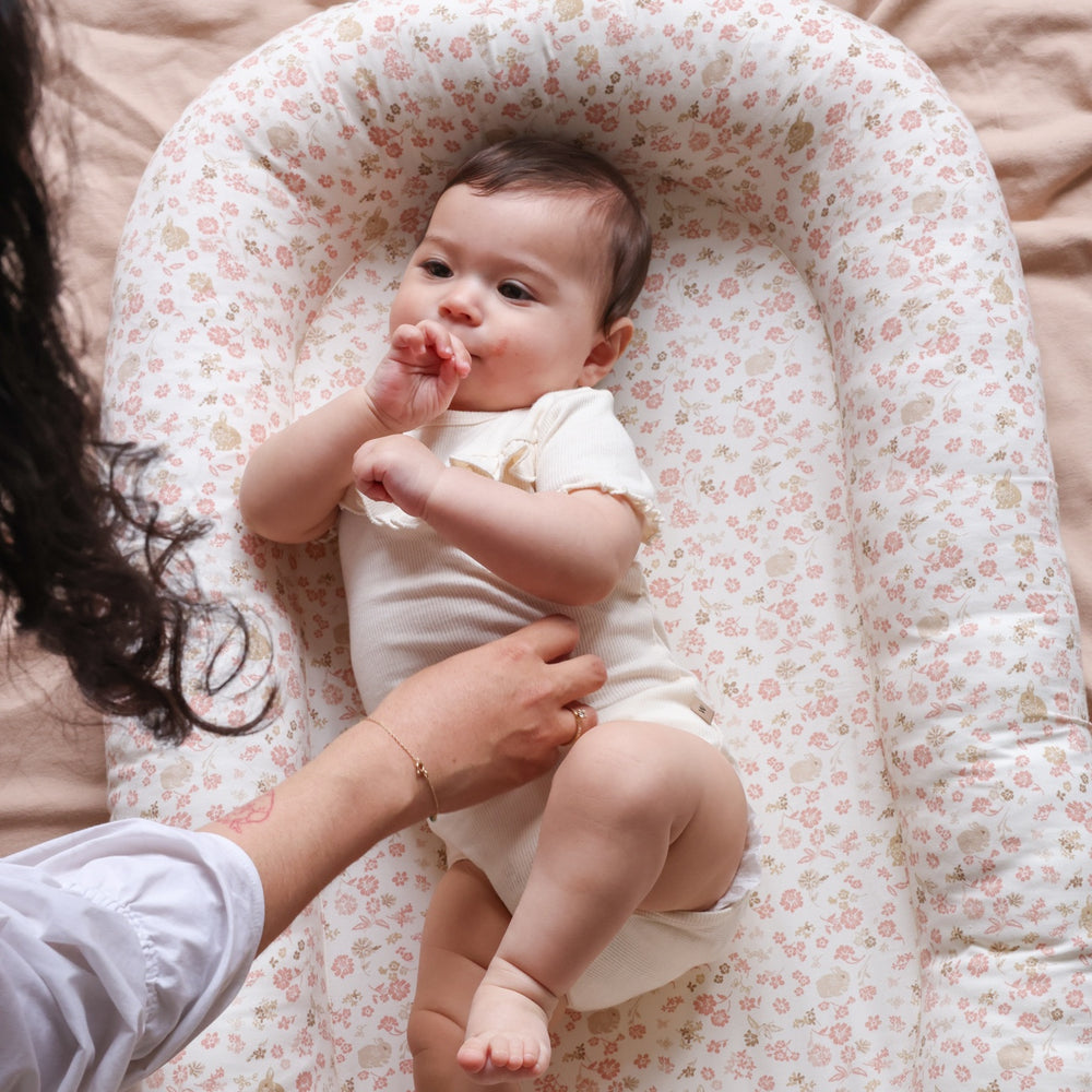 Het Cam Cam Copenhagen babynestje in de kleur augusta is een heerlijk zacht en knus nestje voor je baby. Dankzij de hoge randen geeft het babynestje een veilig gevoel aan je baby. VanZus.