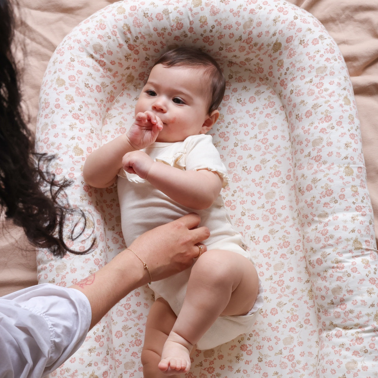 Het Cam Cam Copenhagen babynestje in de kleur augusta is een heerlijk zacht en knus nestje voor je baby. Dankzij de hoge randen geeft het babynestje een veilig gevoel aan je baby. VanZus.