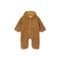 Tover jouw mini om tot een klein teddy beertje met deze baby jumpsuit teddy golden caramel van Liewood. Warm, zacht en superschattig. Het babypakje is eenvoudig aan en uit te trekken door drukknopen. VanZus