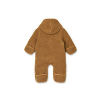 Tover jouw mini om tot een klein teddy beertje met deze baby jumpsuit teddy golden caramel van Liewood. Warm, zacht en superschattig. Het babypakje is eenvoudig aan en uit te trekken door drukknopen. VanZus