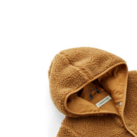 Tover jouw mini om tot een klein teddy beertje met deze baby jumpsuit teddy golden caramel van Liewood. Warm, zacht en superschattig. Het babypakje is eenvoudig aan en uit te trekken door drukknopen. VanZus